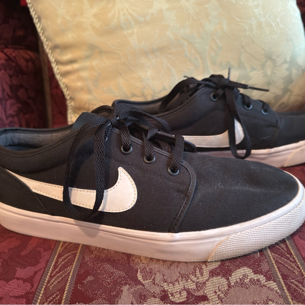 Nike Toki Low Size 10.5 Men